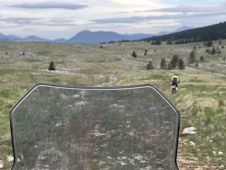 Erlebe beim Endurowandern Bosniens malerische Landschaft