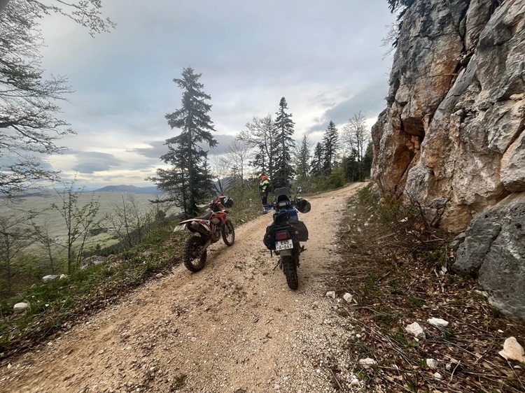 Offroad-Motorradtour durch das Gebirge