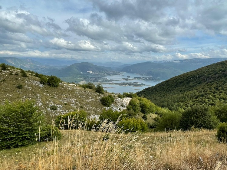 Ausblick auf den Rama See in Bosnien