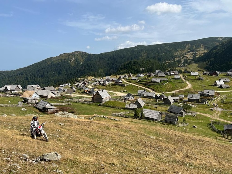 Prokosko Jezero mit der Enduro entdecken