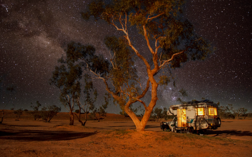 4x4 Camper unter dem australischen Sternenhimmel