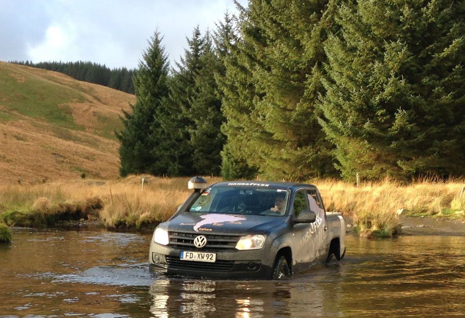 Mit dem Offroader durch einen Fluss -  4x4 Tour in Großbritannien