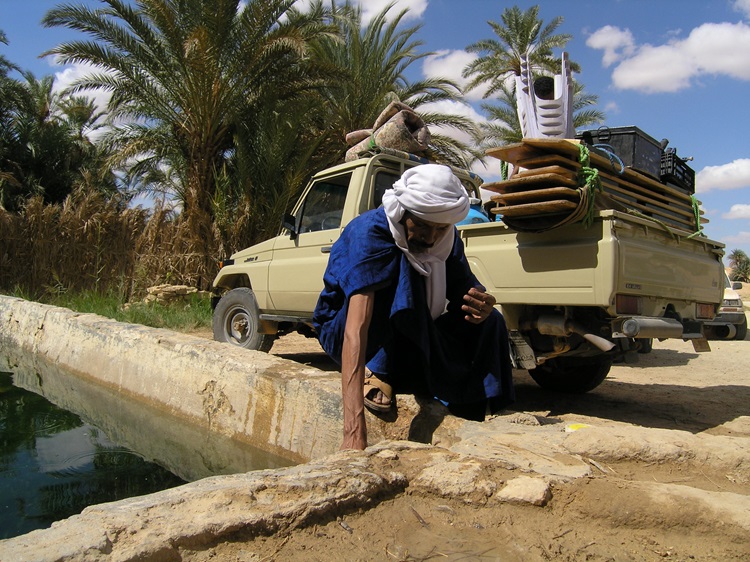 Tuareg beim Wasserschöpfen in der Oase