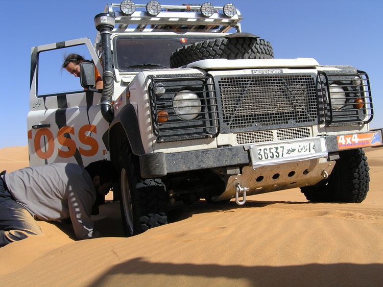 Geländewagen steckt im Sand - Bergung in der libyschen Sahara