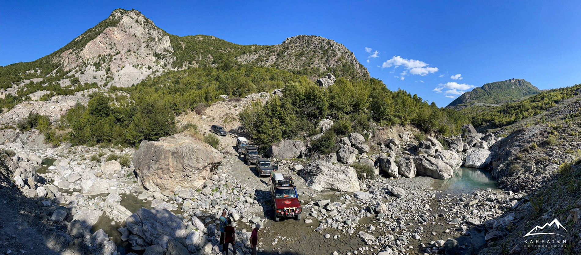 Geröllpiste und Flussbettdurchquerung mit dem Geländewagen