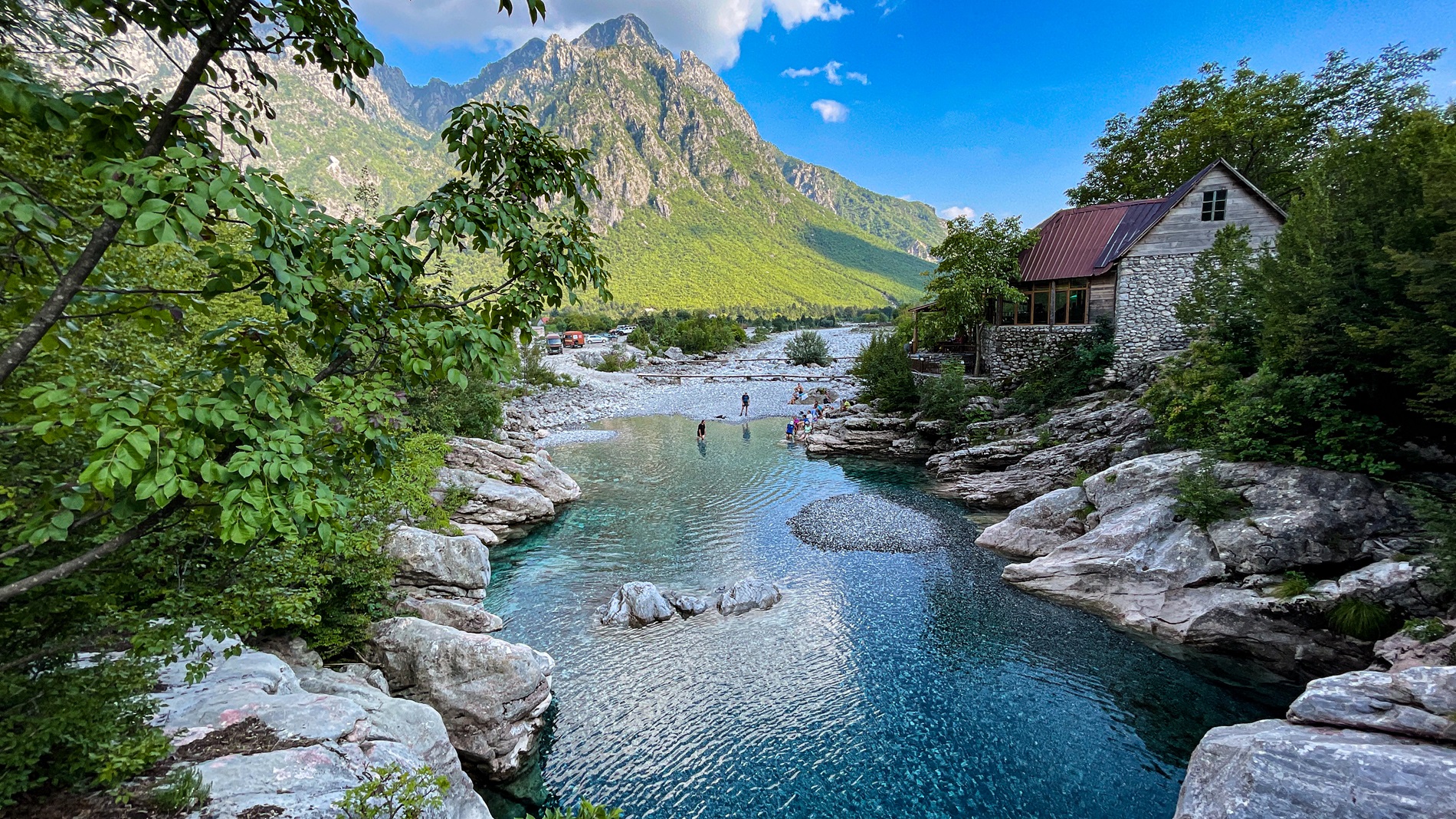 Türkisblaue Bergseen auf der Offroadreise durch Albanien