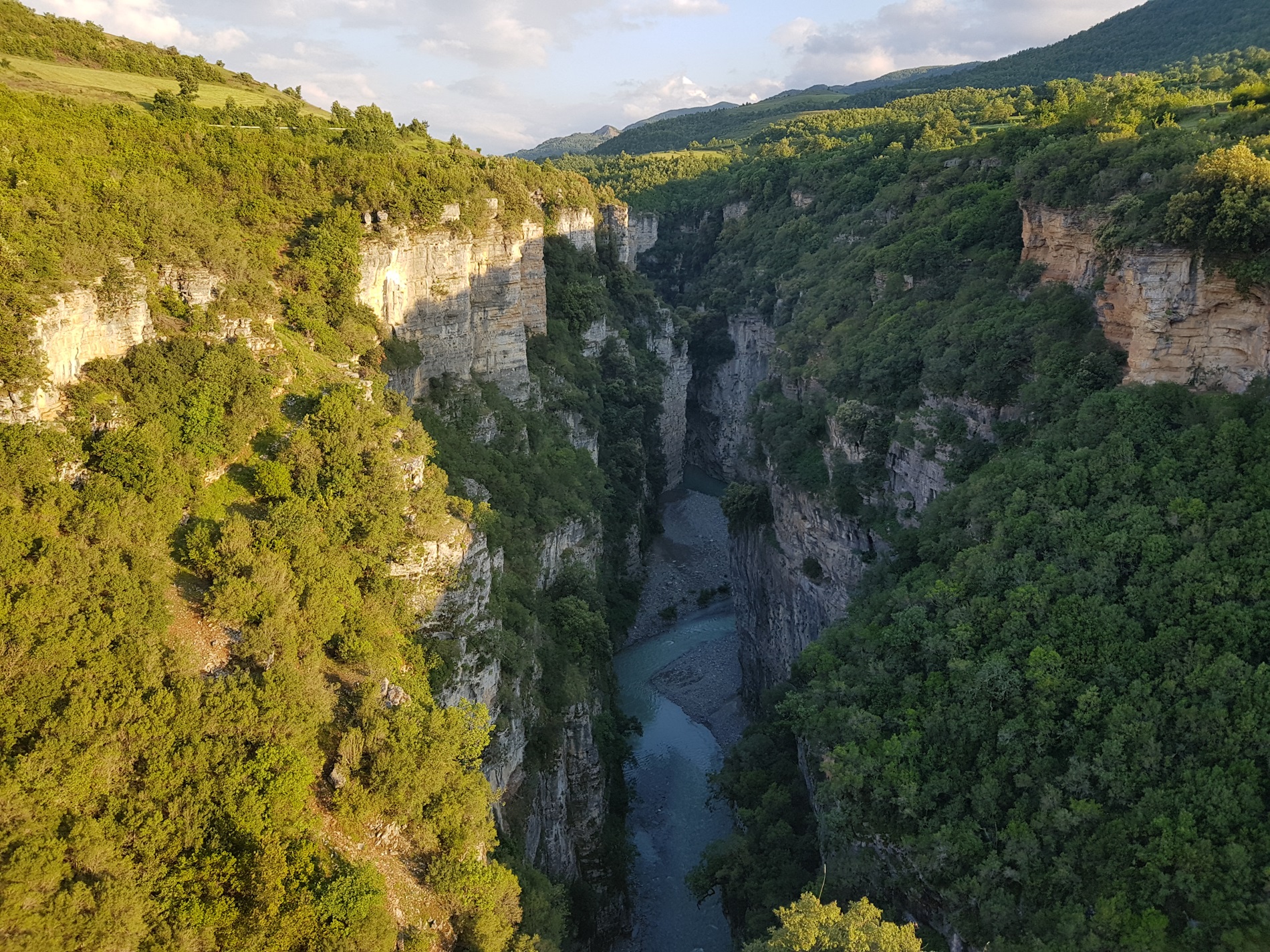 Tiefe Schluchten in Albanien auf der 4x4 Reise