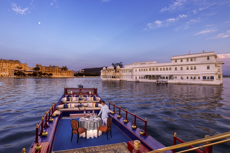 Speisen im Royal Boat auf dem Pichola-See.