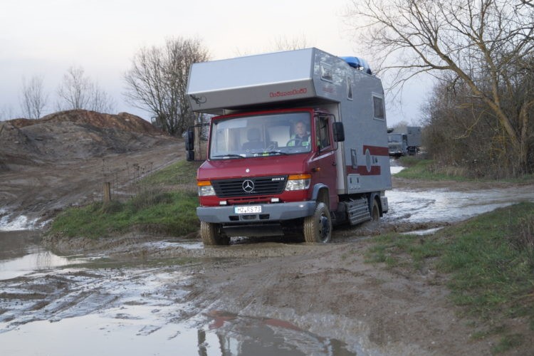 Mit dem 4x4 Wohnmobil durch den Schlamm