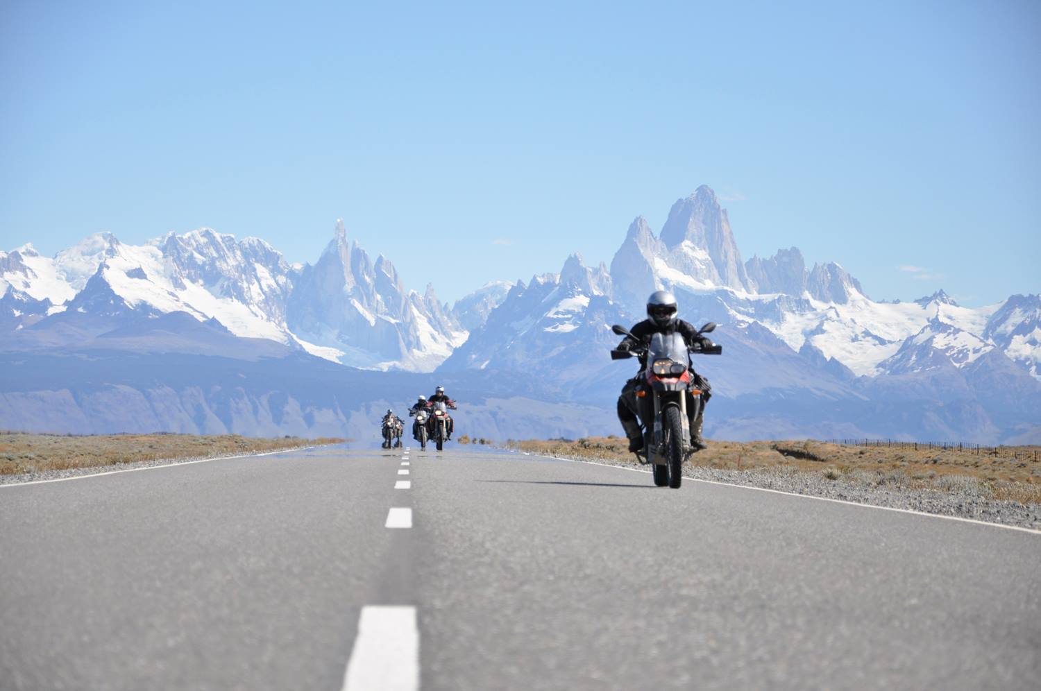 Wir schlängeln uns auf Serpentinen mit unseren Motorrädern durch die Anden