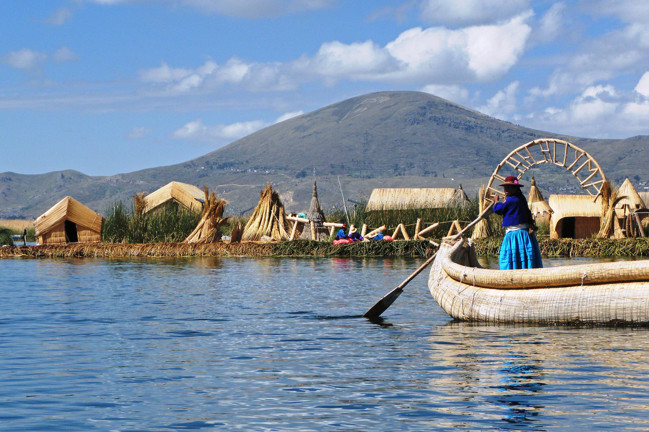 Der Titicacasee, der höchstgelegene schiffbare See der Welt, ist für seine atemberaubende Schönheit und die Uros-Inseln bekannt.