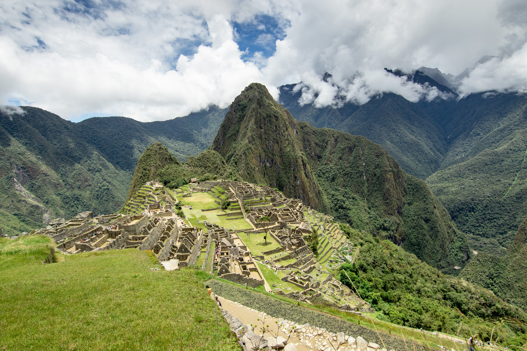 Die Außenansicht des Machu Picchu Berges mit dem Ruinenkomplex im Hintergrund