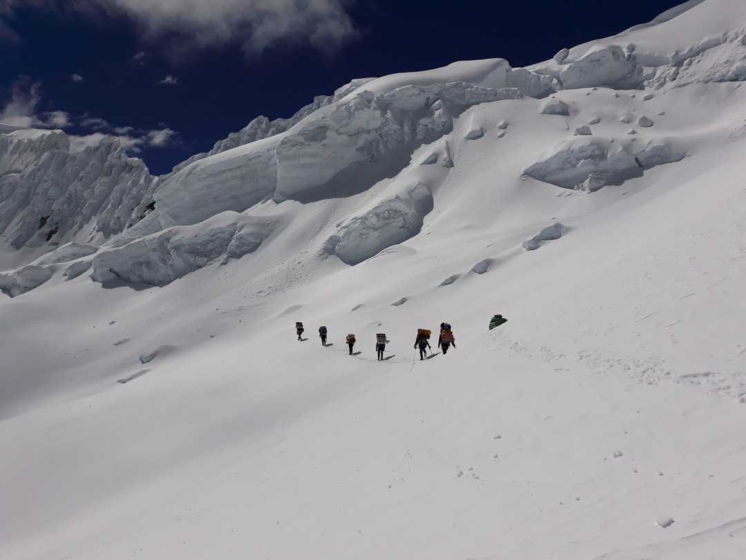 Bergwanderer auf schnee zum Gipfel