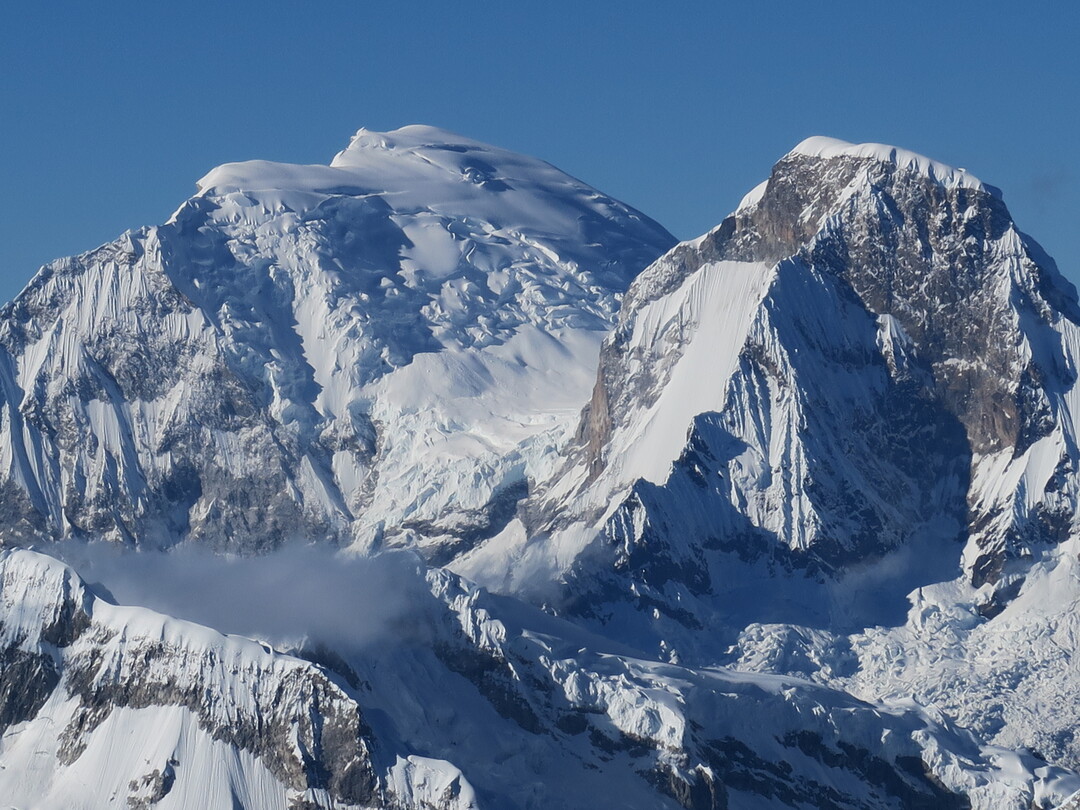 Berg mit schnee und Felsen