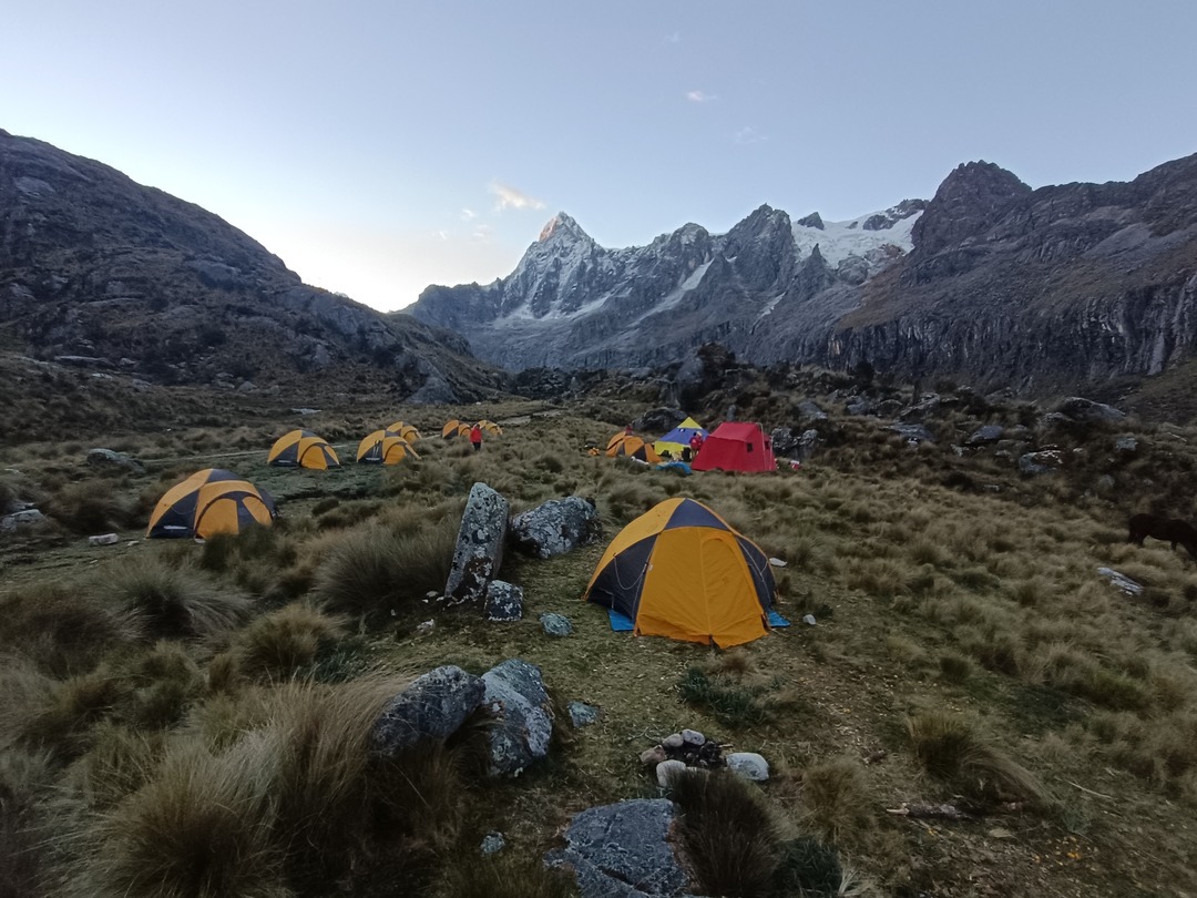 Basislager des Alpamayo mit Camping Zelt