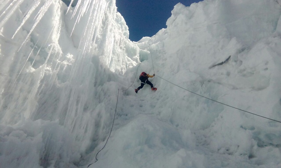 Mann auf dem eiswand