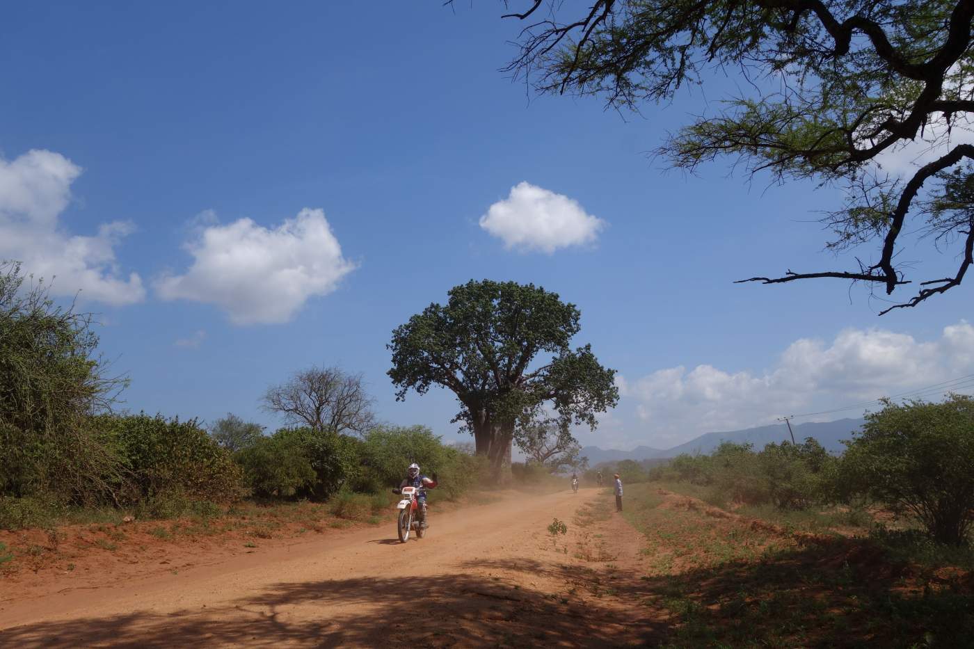 Mit dem Motorrad über einsame Pisten auf den Motorradtouren durch Kenia