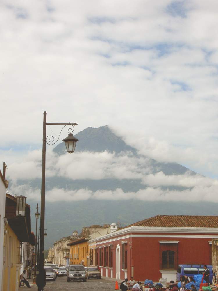 Antigua mit Vulkan im Hintergrund