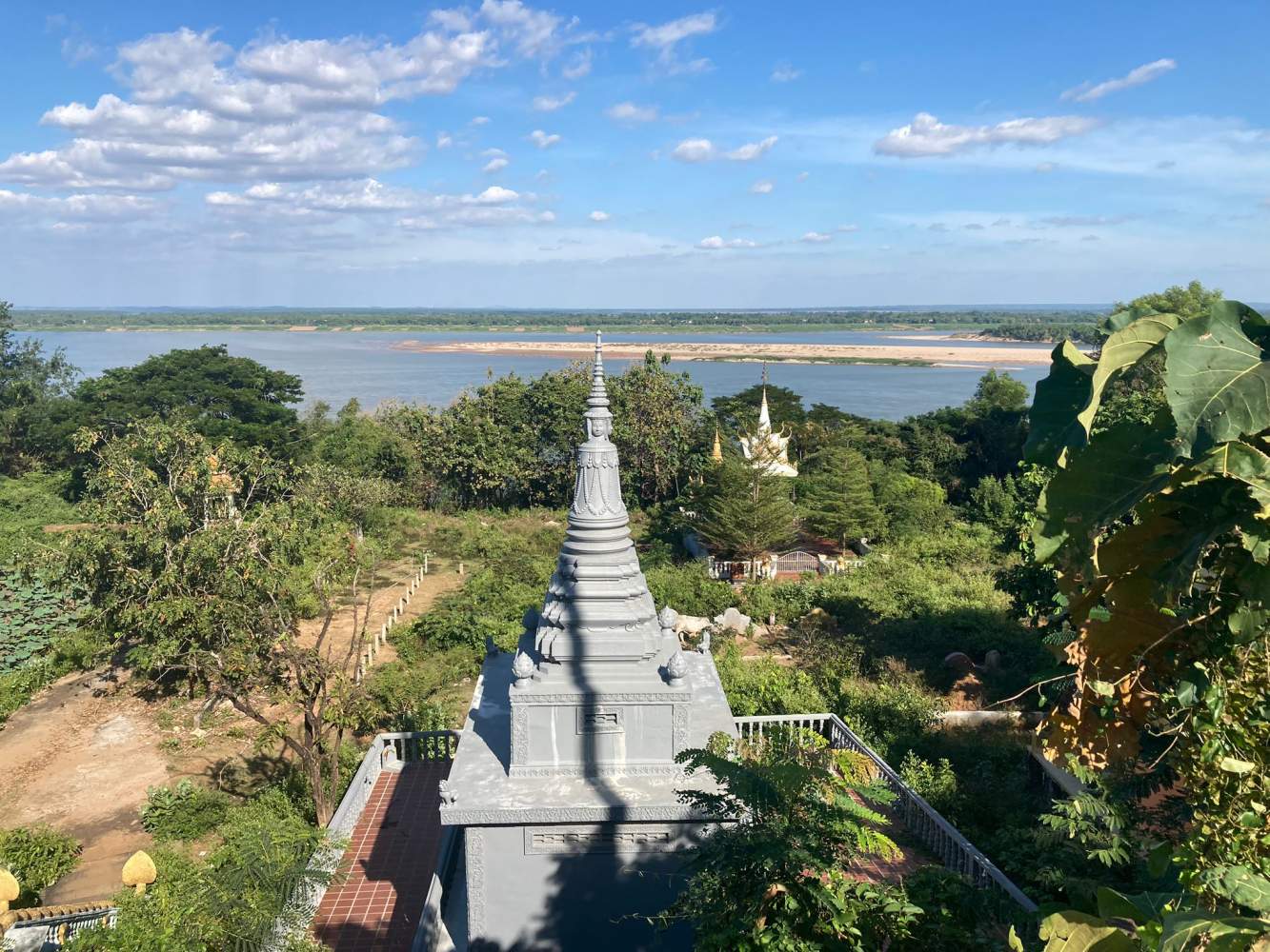 Pagode mitten im Grünen mit Blick auf den Mekong